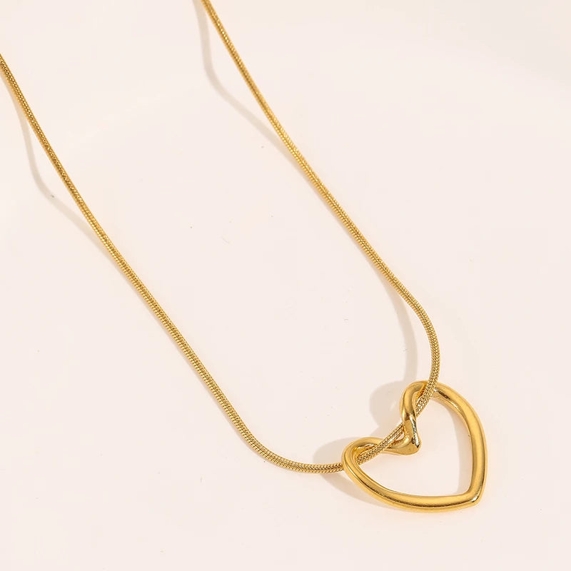 Fashion Twist Heart Pendant Necklace for Women, Gold Plated Stainless Steel Jewelry, Elegant Gift for Her